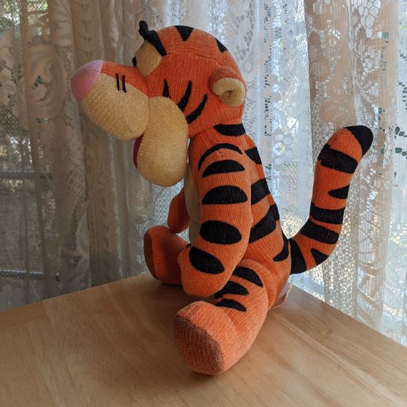 Fisher Price Love To Hug Talking Tigger from Winnie the Pooh & Friends - Picture 3 of 12
